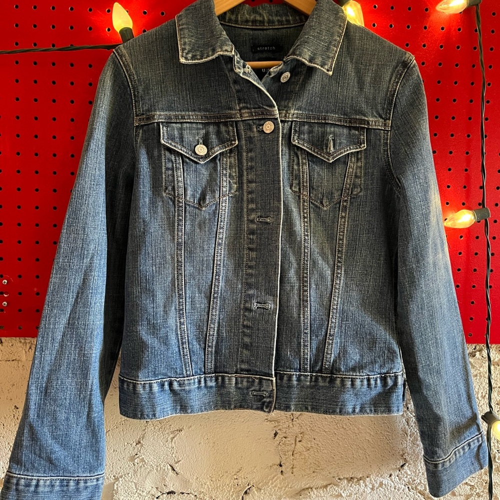 Lovely jean jacket, upcycled by @6mijoshandmedowns (Instagram profile). - Picture 3 of 3